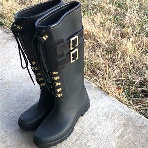 Tory Burch buckle rainboot. Leather and rubber